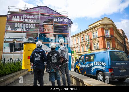 Un groupe de spécialistes de Good look Studio peint une fresque publicitaire pour la nouvelle campagne de la compagnie pétrolière du Groupe Lotos. Cracovie, Pologne sur 2 mai 2020. Un des éléments de la campagne lancée est l'action dans laquelle les clients des stations-service Lotos peuvent aider la Fondation Lotos dans la recherche spécialisée liée au contrôle du coronavirus. (Photo de Beata Zawrzel/NurPhoto) Banque D'Images