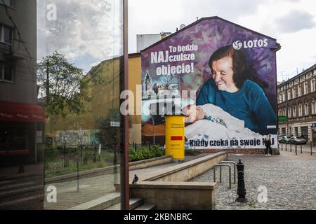 Une fresque publicitaire pour la nouvelle campagne de la compagnie pétrolière du Groupe Lotos. Cracovie, Pologne sur 5 mai 2020. Un des éléments de la campagne lancée est l'action dans laquelle les clients des stations-service Lotos peuvent aider la Fondation Lotos dans la recherche spécialisée liée au contrôle du coronavirus. (Photo de Beata Zawrzel/NurPhoto) Banque D'Images