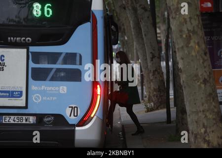 Une femme se trouvant à l'intérieur d'un bus à Paris, comme un verrouillage est imposé pour ralentir le taux de la maladie du coronavirus (COVID-19) en France, 5 mai 2020. La France a signalé plus de 300 décès liés au coronavirus pour la deuxième journée consécutive mardi. (Photo de Mehdi Taamallah/NurPhoto) Banque D'Images