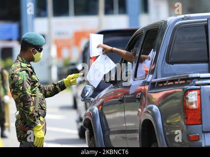 Un soldat de l'armée sri-lankaise portant un masque facial de protection inspecte les véhicules pour les permis au cours d'un couvre-feu à Colombo, au Sri Lanka, sur le 6 mai 2020. (Photo de Thharaka Basnayaka/NurPhoto) Banque D'Images