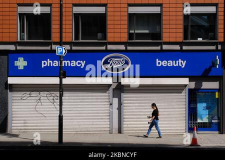 La vie quotidienne se poursuit alors que le Royaume-Uni en est à sa septième semaine de confinement, Londres on 06 mai 2020. Le nombre de morts de la Grande-Bretagne du coronavirus a dépassé 32 000, selon un décompte officiel actualisé publié par 5 mai, poussant le pays au-delà de l'Italie à devenir le deuxième plus touché après les États-Unis. (Photo par Alberto Pezzali/NurPhoto) Banque D'Images