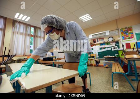 Le personnel de l'école doit nettoyer et désinfecter chaque salle de classe, chaque chaise, chaque banc avant la réouverture de l'école primaire à Toulouse, en France, sur 6 mai 2020. Toulouse a commencé à désinfecter ses écoles pour la réouverture des écoles de 11 mai. Ils se déinfectent pour enrayer la propagation du coronavirus SRAS-COV-2, responsable de la maladie Covid-19. Les enseignants et les agents viennent à l'école primaire pour la préparer et la désinfecter (salles de classe, cantine, etc.) pour 11 mai. Ils dessinent également des lignes sur le sol pour marquer des mesures de distanciation sociale et de la circulation des moyens d'entrer et de sortir de l'école. Banque D'Images