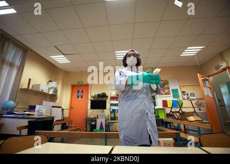 Le personnel de l'école doit nettoyer et désinfecter chaque salle de classe, chaque chaise, chaque banc avant la réouverture de l'école primaire à Toulouse, en France, sur 6 mai 2020. Toulouse a commencé à désinfecter ses écoles pour la réouverture des écoles de 11 mai. Ils se déinfectent pour enrayer la propagation du coronavirus SRAS-COV-2, responsable de la maladie Covid-19. Les enseignants et les agents viennent à l'école primaire pour la préparer et la désinfecter (salles de classe, cantine, etc.) pour 11 mai. Ils dessinent également des lignes sur le sol pour marquer des mesures de distanciation sociale et de la circulation des moyens d'entrer et de sortir de l'école. Banque D'Images