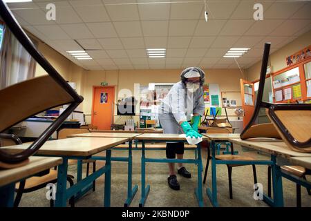 Le personnel de l'école doit nettoyer et désinfecter chaque chaise, chaque table de la cantine avant la réouverture de l'école primaire de Toulouse, France sur 6 mai 2020. Toulouse a commencé à désinfecter ses écoles pour la réouverture des écoles de 11 mai. Ils se déinfectent pour enrayer la propagation du coronavirus SRAS-COV-2, responsable de la maladie Covid-19. Les enseignants et les agents viennent à l'école primaire pour la préparer et la désinfecter (salles de classe, cantine, etc.) pour 11 mai. Ils dessinent également des lignes sur le sol pour marquer des mesures de distanciation sociale et de la circulation des moyens d'entrer et de sortir de l'école. JE Banque D'Images