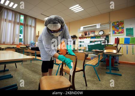 Le personnel de l'école doit nettoyer et désinfecter chaque salle de classe, chaque chaise, chaque banc avant la réouverture de l'école primaire à Toulouse, en France, sur 6 mai 2020. Toulouse a commencé à désinfecter ses écoles pour la réouverture des écoles de 11 mai. Ils se déinfectent pour enrayer la propagation du coronavirus SRAS-COV-2, responsable de la maladie Covid-19. Les enseignants et les agents viennent à l'école primaire pour la préparer et la désinfecter (salles de classe, cantine, etc.) pour 11 mai. Ils dessinent également des lignes sur le sol pour marquer des mesures de distanciation sociale et de la circulation des moyens d'entrer et de sortir de l'école. Banque D'Images