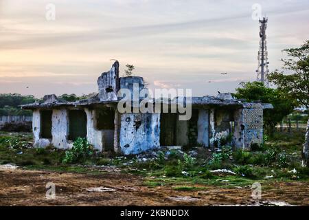 Reste d'une maison criblée de trous de balle et qui a été détruite pendant la guerre civile à Mannar, Sri Lanka. Ce n'est là qu'un des nombreux rappels des profondes cicatrices provoquées pendant la guerre civile de 26 ans entre l'armée sri-lankaise et les LTTE (Tigres de libération de l'Eelam tamoul). Les Nations Unies estiment qu'environ 40 000 personnes ont été tuées pendant la guerre. (Photo de Creative Touch Imaging Ltd./NurPhoto) Banque D'Images