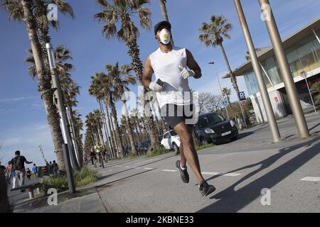 Des milliers de personnes courent le long du front de mer de Barcelone après avoir libéré la pratique du sport au milieu de la crise du coronavirus-COVID19 à Barcelone, Catalogne, Espagne sur 2 mai 2020. (Photo par Albert Llop/NurPhoto) Banque D'Images