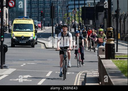 Les gens font du vélo à Westminster, dans le centre de Londres, tandis que le confinement national du Royaume-Uni pour ralentir la propagation de la maladie du coronavirus se poursuit pour la septième semaine, le 07 mai 2020, à Londres, en Angleterre. Comme le cyclisme devrait augmenter une fois le verrouillage levé, le maire de Londres, Sadiq Khan, a annoncé une initiative pour créer de nouvelles pistes cyclables et étendre les trottoirs pour répondre à la demande de cyclisme et de marche et permettre aux gens d'observer les distances sociales. (Photo de Wiktor Szymanowicz/NurPhoto) Banque D'Images