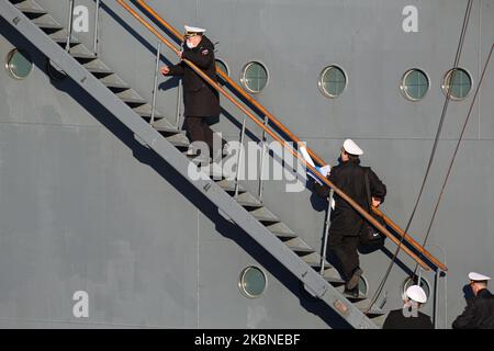 Un officier de marine dans un masque de protection s'élève sur le navire d'entraînement militaire 'Perekop' qui est arrivé à Saint-Pétersbourg pour participer à la parade en l'honneur du 75th anniversaire de la fin de la Seconde Guerre mondiale 6 mai 2020 (photo de Valya Egorshin/NurPhoto) Banque D'Images