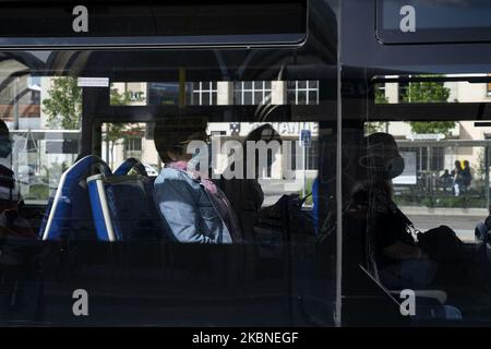 Les passagers d'un autobus municipal portant tous un masque depuis que le gouvernement a décrété que son utilisation dans les transports publics est obligatoire en raison du coronavirus (Covid-19) en Espagne. (Photo de Joaquin Gomez Sastre/NurPhoto) Banque D'Images