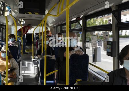 Les passagers d'un autobus municipal portant tous un masque depuis que le gouvernement a décrété que son utilisation dans les transports publics est obligatoire en raison du coronavirus (Covid-19) en Espagne. (Photo de Joaquin Gomez Sastre/NurPhoto) Banque D'Images