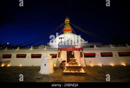 Un dévot népalais offrant des lampes au beurre dans les locaux de Boudhanath Stupa à l'occasion de l'anniversaire de naissance de Bouddha, également connu sous le nom de Vesak Day, pendant la 45th journée de confinement du coronavirus à Katmandou, au Népal, le 07 mai 2020. (Photo par Saroj Baizu/NurPhoto) Banque D'Images