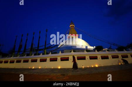 Un dévot népalais offrant des lampes au beurre dans les locaux de Boudhanath Stupa à l'occasion de l'anniversaire de naissance de Bouddha, également connu sous le nom de Vesak Day, pendant la 45th journée de confinement du coronavirus à Katmandou, au Népal, le 07 mai 2020. (Photo par Saroj Baizu/NurPhoto) Banque D'Images