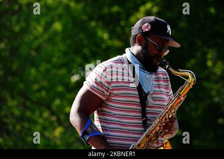 Une vue d'un interprète à la célèbre fontaine Bethesda, Central Park à New York, États-Unis, pendant la pandémie du coronavirus à 7 mai 2020, dans la ville de New York. Le COVID-19 s'est répandu dans la plupart des pays du monde, faisant plus de 270 000 morts et plus de 3,9 millions d'infections signalées. (Photo de John Nacion/NurPhoto) Banque D'Images