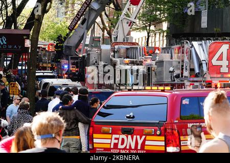 Une vue d'un interprète à la célèbre fontaine Bethesda, Central Park à New York, États-Unis, pendant la pandémie du coronavirus à 7 mai 2020, dans la ville de New York. Le COVID-19 s'est répandu dans la plupart des pays du monde, faisant plus de 270 000 morts et plus de 3,9 millions d'infections signalées. (Photo de John Nacion/NurPhoto) Banque D'Images