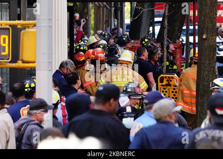 Une vue d'un interprète à la célèbre fontaine Bethesda, Central Park à New York, États-Unis, pendant la pandémie du coronavirus à 7 mai 2020, dans la ville de New York. Le COVID-19 s'est répandu dans la plupart des pays du monde, faisant plus de 270 000 morts et plus de 3,9 millions d'infections signalées. (Photo de John Nacion/NurPhoto) Banque D'Images