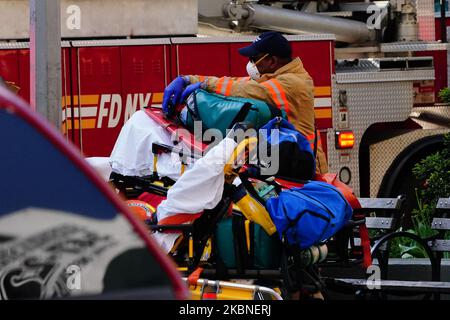 Une vue d'un interprète à la célèbre fontaine Bethesda, Central Park à New York, États-Unis, pendant la pandémie du coronavirus à 7 mai 2020, dans la ville de New York. Le COVID-19 s'est répandu dans la plupart des pays du monde, faisant plus de 270 000 morts et plus de 3,9 millions d'infections signalées. (Photo de John Nacion/NurPhoto) Banque D'Images