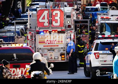 Une vue d'un interprète à la célèbre fontaine Bethesda, Central Park à New York, États-Unis, pendant la pandémie du coronavirus à 7 mai 2020, dans la ville de New York. Le COVID-19 s'est répandu dans la plupart des pays du monde, faisant plus de 270 000 morts et plus de 3,9 millions d'infections signalées. (Photo de John Nacion/NurPhoto) Banque D'Images