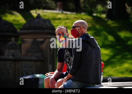 Vue sur les personnes portant un masque et profitant du temps à la célèbre fontaine Bethesda, Central Park à New York, États-Unis, pendant la pandémie du coronavirus à 7 mai 2020, dans la ville de New York. Le COVID-19 s'est répandu dans la plupart des pays du monde, faisant plus de 270 000 morts et plus de 3,9 millions d'infections signalées. (Photo de John Nacion/NurPhoto) Banque D'Images