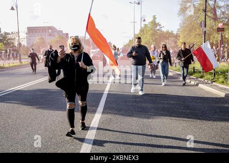 Les manifestants de la grève des entrepreneurs manifestent lors de la pandémie du coronavirus dans le centre de Varsovie, en Pologne, sur 7 mai 2020. Les entrepreneurs polonais protestent contre le confinement de la pandémie qui a conduit les entreprises de mamy à la faillite et à l'augmentation du chômage. Les hommes d'affaires voulaient d'abord frapper sur les routes de leur voiture, mais la police a interrompu la manifestation, ce qui a amené les manifestants à s'appuyer sur les rues, contre la loi de distanciation sociale. (Photo par Dominika Zarzycka/NurPhoto) Banque D'Images