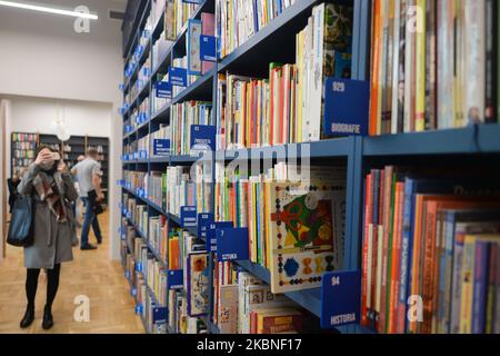 Vue intérieure de la bibliothèque principale de Cracovie vue après la rénovation. A partir de vendredi 8 mai, les résidents de Cracovie peuvent utiliser la Bibliothèque principale et quatre autres succursales dans différentes parties de la ville, et de 14 mai à partir de vingt autres succursales s'ouvrira. Des mesures de sécurité spéciales et des distances sociales seront appliquées. L'ouverture de la Bibliothèque principale coïncide avec la semaine de la Bibliothèque (8-15 mai). Jeudi, 7 mai 2020, à Cracovie, en Pologne. (Photo par Artur Widak/NurPhoto) Banque D'Images