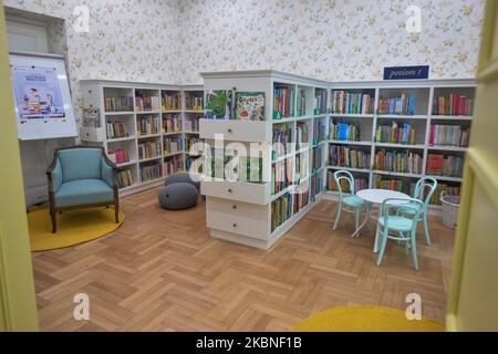 Vue intérieure de la bibliothèque principale de Cracovie vue après la rénovation. A partir de vendredi 8 mai, les résidents de Cracovie peuvent utiliser la Bibliothèque principale et quatre autres succursales dans différentes parties de la ville, et de 14 mai à partir de vingt autres succursales s'ouvrira. Des mesures de sécurité spéciales et des distances sociales seront appliquées. L'ouverture de la Bibliothèque principale coïncide avec la semaine de la Bibliothèque (8-15 mai). Jeudi, 7 mai 2020, à Cracovie, en Pologne. (Photo par Artur Widak/NurPhoto) Banque D'Images