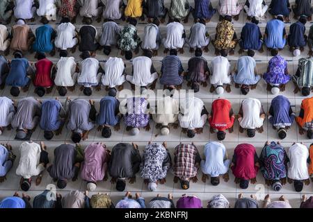 Des hommes musulmans indonésiens assistent aux prières du vendredi sur le mois Saint du Ramadan dans une mosquée, en raison de préoccupations liées à l'épidémie de coronavirus vendredi, 8 mai 2020, à Lhokseumawe, Aceh, Indonésie. Aceh est la seule province conservatrice d'Indonésie, n'a aucune restriction sur le culte dans les mosquées pendant le mois Saint du Ramadan, malgré les inquiétudes de la nouvelle épidémie de coronavirus. Le Conseil Aceh Ulema permet chaque jour des prières quotidiennes tant qu'elles suivent les protocoles de santé annoncés, comme continuer à porter des masques et à apporter leurs propres tapis de prière. Derniers rapports sur les cas de COVID-19, gouvernement indonésien Banque D'Images