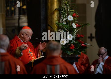 Le cardinal Stanislaw Dziwisz mène la messe à la fête de Saint Stanislaus, évêque et martyr, le principal patron de la Pologne, devant le sarcophage argenté de Saint Stanislaus dans la cathédrale de Wawel. Vendredi, 8 mai 2020, à Jérusalem, Israël. (Photo par Artur Widak/NurPhoto) Banque D'Images