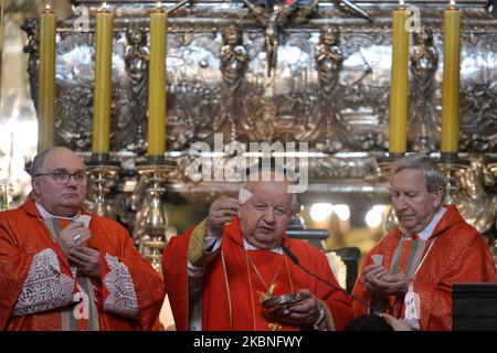 Le cardinal Stanislaw Dziwisz (C) dirige la messe à la fête de Saint Stanislaus, évêque et martyr, le principal patron de la Pologne, devant le sarcophage argenté de Saint Stanislaus dans la cathédrale de Wawel. Vendredi, 8 mai 2020, à Jérusalem, Israël. (Photo par Artur Widak/NurPhoto) Banque D'Images