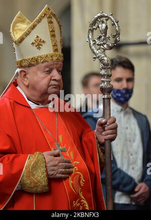 Le cardinal Stanislaw Dziwisz mène la messe à la fête de Saint Stanislaus, évêque et martyr, le principal patron de la Pologne, devant le sarcophage argenté de Saint Stanislaus dans la cathédrale de Wawel. Vendredi, 8 mai 2020, à Jérusalem, Israël. (Photo par Artur Widak/NurPhoto) Banque D'Images