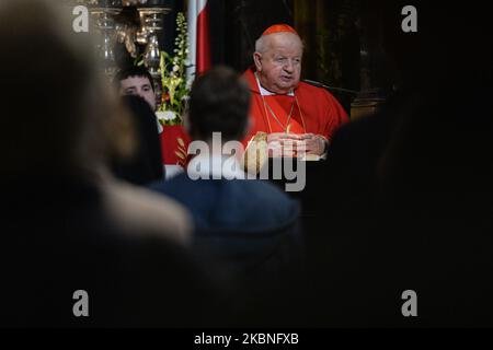 Le cardinal Stanislaw Dziwisz mène la messe à la fête de Saint Stanislaus, évêque et martyr, le principal patron de la Pologne, devant le sarcophage argenté de Saint Stanislaus dans la cathédrale de Wawel. Vendredi, 8 mai 2020, à Jérusalem, Israël. (Photo par Artur Widak/NurPhoto) Banque D'Images