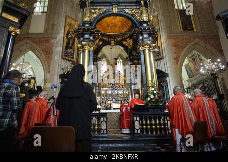 Le cardinal Stanislaw Dziwisz mène la messe à la fête de Saint Stanislaus, évêque et martyr, le principal patron de la Pologne, devant le sarcophage argenté de Saint Stanislaus dans la cathédrale de Wawel. Vendredi, 8 mai 2020, à Jérusalem, Israël. (Photo par Artur Widak/NurPhoto) Banque D'Images