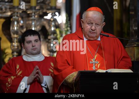 Le cardinal Stanislaw Dziwisz mène la messe à la fête de Saint Stanislaus, évêque et martyr, le principal patron de la Pologne, devant le sarcophage argenté de Saint Stanislaus dans la cathédrale de Wawel. Vendredi, 8 mai 2020, à Jérusalem, Israël. (Photo par Artur Widak/NurPhoto) Banque D'Images