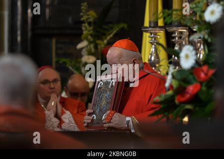 Le cardinal Stanislaw Dziwisz mène la messe à la fête de Saint Stanislaus, évêque et martyr, le principal patron de la Pologne, devant le sarcophage argenté de Saint Stanislaus dans la cathédrale de Wawel. Vendredi, 8 mai 2020, à Jérusalem, Israël. (Photo par Artur Widak/NurPhoto) Banque D'Images