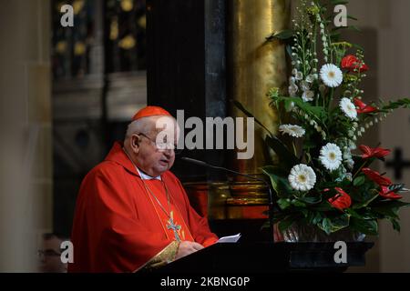 Le cardinal Stanislaw Dziwisz mène la messe à la fête de Saint Stanislaus, évêque et martyr, le principal patron de la Pologne, devant le sarcophage argenté de Saint Stanislaus dans la cathédrale de Wawel. Vendredi, 8 mai 2020, à Jérusalem, Israël. (Photo par Artur Widak/NurPhoto) Banque D'Images