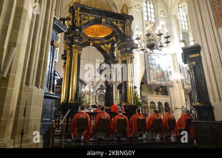 Le cardinal Stanislaw Dziwisz mène la messe à la fête de Saint Stanislaus, évêque et martyr, le principal patron de la Pologne, devant le sarcophage argenté de Saint Stanislaus dans la cathédrale de Wawel. Vendredi, 8 mai 2020, à Jérusalem, Israël. (Photo par Artur Widak/NurPhoto) Banque D'Images