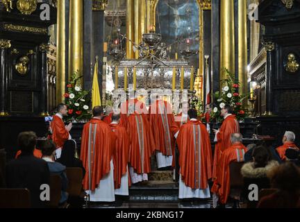 Le cardinal Stanislaw Dziwisz mène la messe à la fête de Saint Stanislaus, évêque et martyr, le principal patron de la Pologne, devant le sarcophage argenté de Saint Stanislaus dans la cathédrale de Wawel. Vendredi, 8 mai 2020, à Jérusalem, Israël. (Photo par Artur Widak/NurPhoto) Banque D'Images