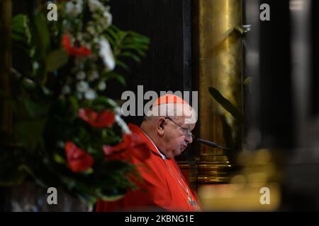 Le cardinal Stanislaw Dziwisz mène la messe à la fête de Saint Stanislaus, évêque et martyr, le principal patron de la Pologne, devant le sarcophage argenté de Saint Stanislaus dans la cathédrale de Wawel. Vendredi, 8 mai 2020, à Jérusalem, Israël. (Photo par Artur Widak/NurPhoto) Banque D'Images