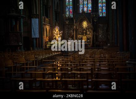 Oostakker - Belgique le 08 mai 2020. La basilique Oostakker, normalement en mai, est très occupée dans et autour de la cité de pèlerinage, en l'honneur de notre Dame de Lourdes réputée pour avoir des propriétés de guérison. Par la crise de la couronne (COVID19) aucun événement n'a lieu en raison d'un verrouillage strict à travers la Belgique pour arrêter la propagation de la pandémie de COVID-19, causée par le nouveau coronavirus. Les croyants sont autorisés à se promener et à prier et à allumer une bougie dans la basilique. Une grotte de Lourdes est une réplique de la grotte originale de Lourdes en France. (Photo de Jonathan Raa/NurPhoto) Banque D'Images