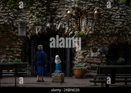 Un ancien croyant se trouve devant la grotte de Lourdes à Oostakker - Belgique le 08 mai 2020. Normalement, en mai, il est très occupé dans et autour de la cité de pèlerinage, en l'honneur de notre Dame de Lourdes réputée avoir des propriétés de guérison. Par la crise de la couronne (COVID19) aucun événement n'a lieu en raison d'un verrouillage strict à travers la Belgique pour arrêter la propagation de la pandémie de COVID-19, causée par le nouveau coronavirus. Les croyants sont autorisés à se promener et à prier et à allumer une bougie dans la basilique. Une grotte de Lourdes est une réplique de la grotte originale de Lourdes en France. (Photo de Jonathan Raa/NurPhoto) Banque D'Images