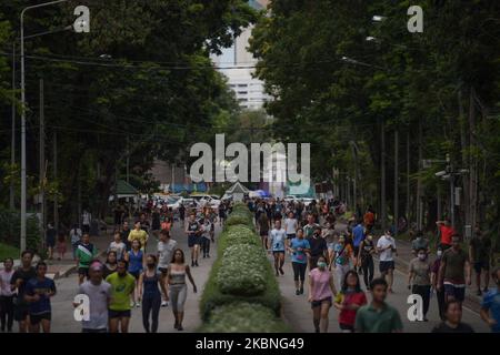 Beaucoup de peolple au parc public de Lumphini comme ils viennent à l'exercice après le travail avant de commencer le couvre-feu de nuit sur 8 mai 2020 à Bangkok, en Thaïlande. Alors que le gouvernement thaïlandais a autorisé un assouplissement des mesures de lutte contre la propagation du coronavirus après que le confinement de la Thaïlande a été partiellement levé et que le nombre de nouvelles infections continue de diminuer. (Photo de Vachira Vachira/NurPhoto) Banque D'Images