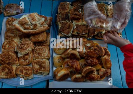 Des volontaires du réseau de solidarité Kadikoy distribuent de la nourriture aux sans-abri à Istanbul, en Turquie, sur 8 mai 2020. Le réseau de solidarité Kadikoy a été formé par un groupe de bénévoles et de commerçants pendant la pandémie du coronavirus. Ils recueillent de la nourriture et des vêtements et distribuent les fournitures aux sans-abri ou aux personnes qui ont besoin d'aide. Le ministre de la Santé a annoncé à 8 mai que le nombre de cas de COVID-19 a atteint 135 569 et que le nombre de décès s'élève à 3 689. (Photo par Erhan Demirtas/NurPhoto) Banque D'Images