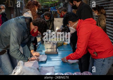 Des volontaires du réseau de solidarité Kadikoy distribuent de la nourriture aux sans-abri à Istanbul, en Turquie, sur 8 mai 2020. Le réseau de solidarité Kadikoy a été formé par un groupe de bénévoles et de commerçants pendant la pandémie du coronavirus. Ils recueillent de la nourriture et des vêtements et distribuent les fournitures aux sans-abri ou aux personnes qui ont besoin d'aide. Le ministre de la Santé a annoncé à 8 mai que le nombre de cas de COVID-19 a atteint 135 569 et que le nombre de décès s'élève à 3 689. (Photo par Erhan Demirtas/NurPhoto) Banque D'Images