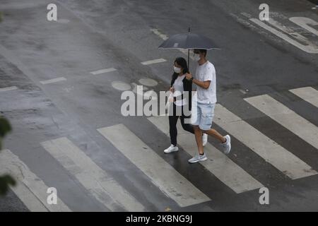 Un couple marche sous la pluie dans la rue à Paris, comme un verrouillage est imposé pour ralentir le taux de la maladie du coronavirus (COVID-19) en France, 9 mai 2020. (Photo de Mehdi Taamallah/NurPhoto) Banque D'Images