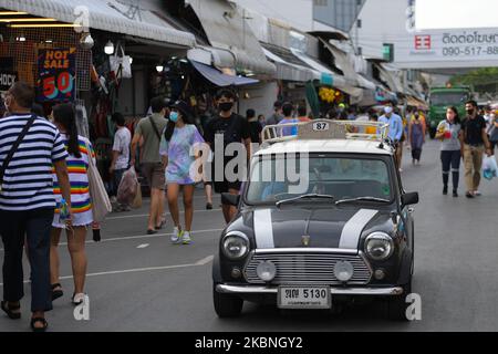 Voiture classique Austin Mini au marché du week-end de Chatuchak sur 9 mai 2020 à Bangkok, Thaïlande. Le marché du week-end de Chatuchal (marché JJ) est le plus grand marché de Thaïlande, il compte plus de 15 000 stands et 11 500 vendeurs, rouvert après avoir fermé depuis la crise du coronavirus en Thaïlande. (Photo de Vachira Vachira/NurPhoto) Banque D'Images