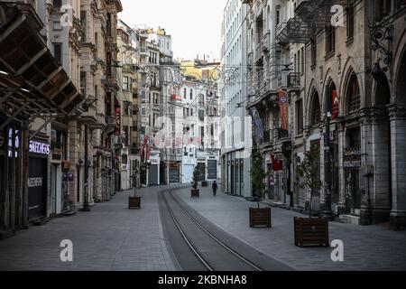 Une vue générale de la rue Istiklal déserte pendant le couvre-feu à Istanbul, Turquie sur 09 mai 2020. La Turquie a rétabli un couvre-feu de 48 heures dans 24 provinces à partir de minuit dans le cadre de mesures visant à endiguer la propagation du nouveau coronavirus, a annoncé le ministère de l’intérieur du pays. (Photo par CEM Tekke?ino?lu/NurPhoto) Banque D'Images