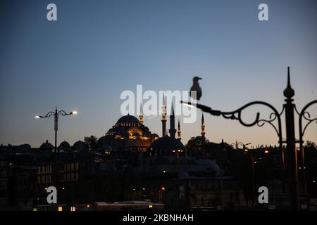 Une vue générale de la mosquée Suleymaniye à Istanbul, Turquie sur 09 mai 2020. La Turquie a rétabli un couvre-feu de 48 heures dans 24 provinces à partir de minuit dans le cadre de mesures visant à endiguer la propagation du nouveau coronavirus, a annoncé le ministère de l’intérieur du pays. (Photo par CEM Tekke?ino?lu/NurPhoto) Banque D'Images