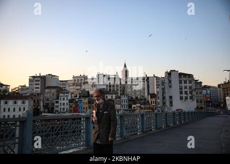 Un homme marche sur le pont déserté de Galata pendant le couvre-feu à Istanbul, en Turquie, sur 09 mai 2020. La Turquie a rétabli un couvre-feu de 48 heures dans 24 provinces à partir de minuit dans le cadre de mesures visant à endiguer la propagation du nouveau coronavirus, a annoncé le ministère de l’intérieur du pays. (Photo par CEM Tekke?ino?lu/NurPhoto) Banque D'Images