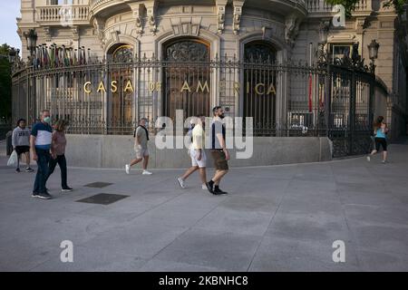 Les gens marchent et s'exercent dans la rue Casa de America pendant les horaires autorisés sur 09 mai 2020 à Madrid, Espagne. Le conseil municipal de Madrid a piétonnier 29 rues de la capitale pendant le week-end afin que les gens puissent respecter la distance de sécurité. L'Espagne ouvre des entreprises telles que des coiffeurs, des restaurants de livraison de nourriture et des magasins de livre après des semaines de verrouillage. L'Espagne a connu plus de 223 500 cas confirmés de COVID-19 et plus de 26 400 décès, bien que le taux ait diminué en raison des mesures de confinement (photo d'Oscar Gonzalez/NurPhoto) Banque D'Images