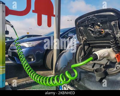 La voiture Nissan Leaf EV connectée à la station de charge Energa par un câble vert est visible à Gdansk, en Pologne, le 6 mai 2020 (photo de Michal Fludra/NurPhoto) Banque D'Images
